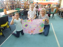 Wspólne zdjęcie z plakatem