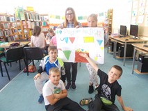 Wspólne zdjęcie z plakatem