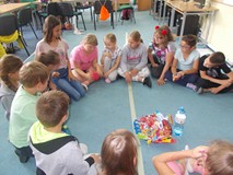 Dzieci siedza w kole podczas wspólnej zabawy