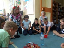 Dzieci siedza w kole podczas wspólnej zabawy