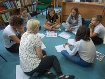 dzieci wspólnie z prowadzącą dyskutują o swoich talentach