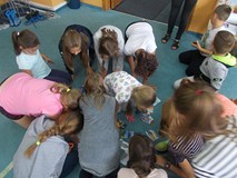 Dzieci wybierają ilustracje