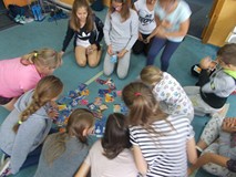 Dzieci wybirają karty z obrazkami