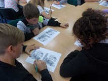 Dzieci rozwiązują zagadkę graficzną