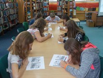 Dzieci rozwiązują zagadkę graficzną