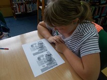 dziewczynka rozwiązuje łamigłówkę graficzną