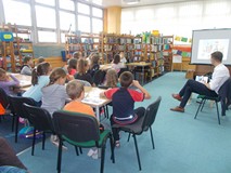 Pisarz opowiada dzieciom o szodliwości nieznajomości prawa