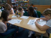 Dzieci rozwiązują zagadkę graficzną