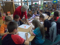 Dzieci rozwiązują zagadkę graficzną