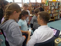 Pisarz rozdaje autografy