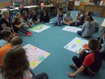 dzieci prezentują własnoręcznie plakaty