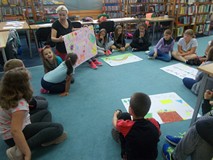 Prowadząca analizuje wykonane plakaty