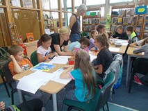 Wspólna praca przy stolikach