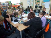 Wspólna praca przy stolikach