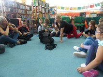 dzieci siedzą na dywanie podczas zabawy