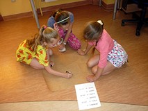 Zabawa drużynowa - dzieci rysują PIESKA (z wykorzystaniem kostki do gry)