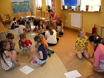 Zabawa drużynowa - dzieci rysują PIESKA (z wykorzystaniem kostki do gry)