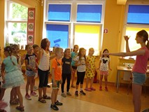 Zabawa na refleks DELFIN SKACZE