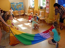 Zabawa POZNAJMY SWOJE IMIONA z wykorzystaniem chusty integracyjnej