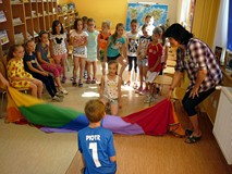 Zabawa POZNAJMY SWOJE IMIONA z wykorzystaniem chusty integracyjnej