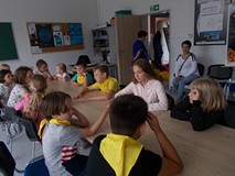 Dzieci z panią w sali Obserwatorium