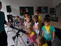Dziewczynki bardzo chętnie patrzyły przez lunety
