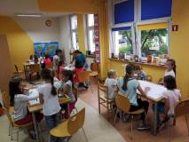 Dzieci w grupach tworzą plakaty o przyjaźni