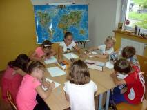 Dzieci uzupełniają pamiętnik z warsztatów