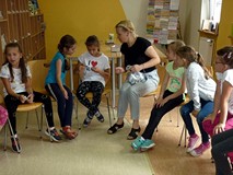 Prowadząca przygotowała dzieciom zadania do wykonania - nagroda CUKIEREK