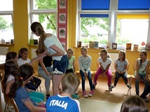 Prowadząca przygotowała dzieciom zadania do wykonania - nagroda CUKIEREK