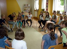 Siedzimy w kręgu i wymyślamy historię MISIA SZYMONA i jego przyjaciela PIOTRA