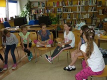 Siedzimy w kręgu i wymyślamy historię MISIA SZYMONA i jego przyjaciela PIOTRA