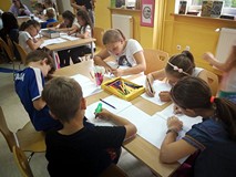 Dzieci uzupełniają swój pamiętnik z warsztatów