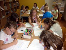 Dzieci uzupełniają swój pamiętnik z warsztatów