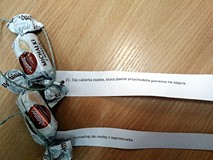 Prowadząca przygotowała dzieciom zadania do wykonania - nagroda CUKIEREK