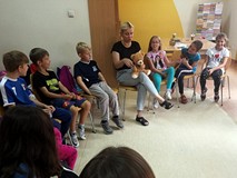 Siedzimy w kręgu i wymyślamy historię MISIA SZYMONA i jego przyjaciela PIOTRA