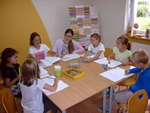 Dzieci uzupełniają swój pamiętnik z warsztatów