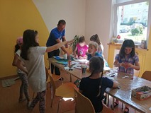 Dzieci wykonują dekoracje i rekwizyty do sztuki KOSZALIŃSKI SMOK