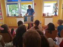 Jeszcze kilka uwag Pana Piotra o występach i za chwilę dzieci wystąpią w teatrzyku papierowym