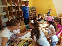 Dzieci wykonują dekoracje i rekwizyty do sztuki KOSZALIŃSKI SMOK