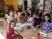 Entuzjastki papierowego teatru przygotowują się do sztuki CZERWONY KAPTUREK