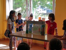 Przedstawienie w teatrzyku papierowym - CZERWONY KAPTUREK