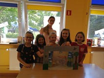 Wakacyjny zespół teatralny przedstawiający CZERWONEGO KAPTURKA