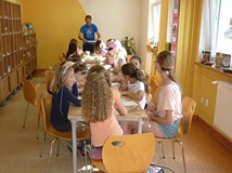 Pan Piotr wprowadza dzieci w tajniki teatru papierowego