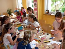 Dzieci wykonują dekoracje i rekwizyty do sztuki KOSZALIŃSKI SMOK