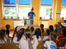 Jeszcze kilka uwag Pana Piotra o występach i za chwilę dzieci wystąpią w teatrzyku papierowym