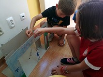 Zanim wystąpią - dzieci przeprowadzają próbę teatralną