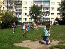 Wesołe zabawy na świeżym powietrzu