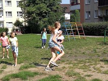 Wesołe zabawy na świeżym powietrzu