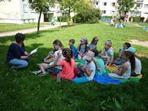 POD CHMURKĄ- Pani Ewa czyta fragmenty DETEKTYWA POZYTYWKI Grzegorza Kasdepke